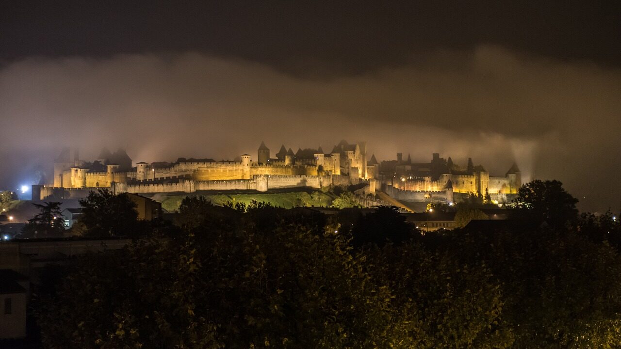 Cité médiévale de Carcassonne éclairée de nuit
